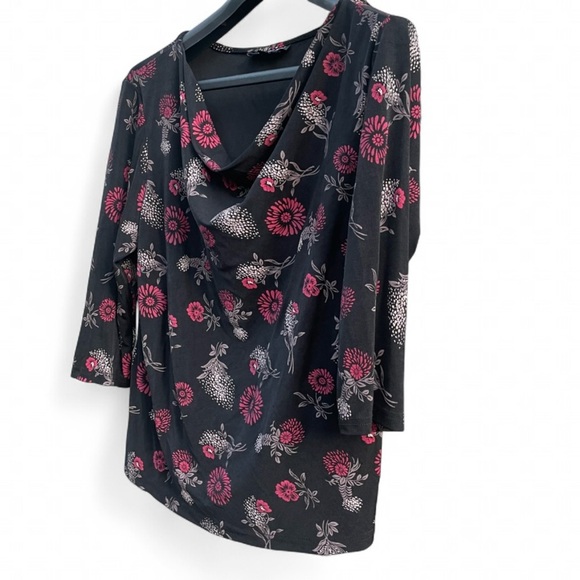 Briggs New York Black Top with Red and white Accents - Picture 3 of 5